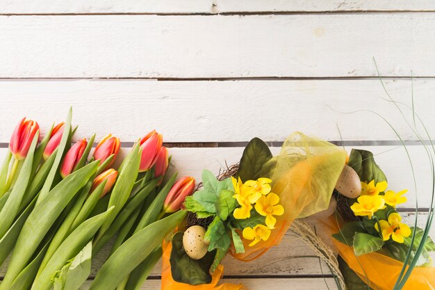 Tulipanes cerca de la corona de Pascua