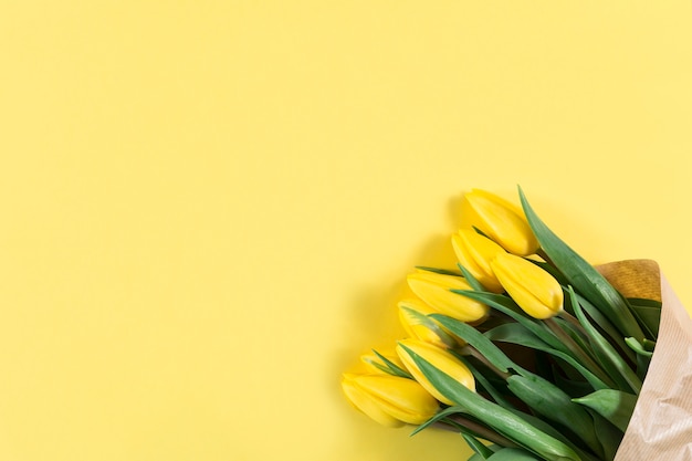 Tulipanes decorativos sobre fondo amarillo