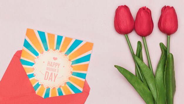 Foto gratuita tulipanes para el día de la madre con tarjeta