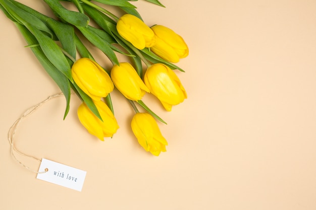Tulipanes y con inscripción de amor en mesa.