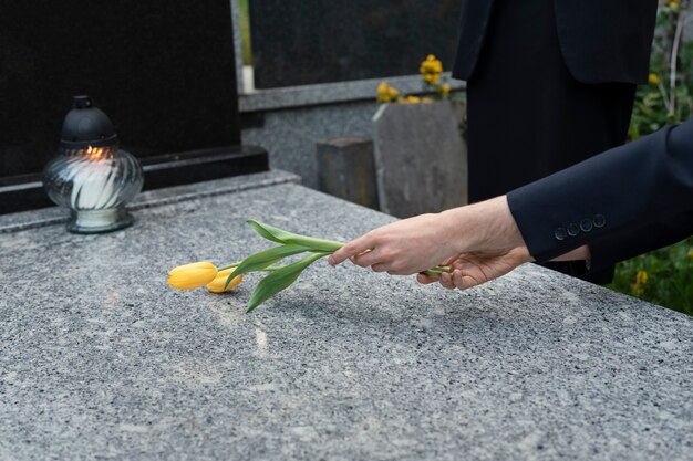 Tulipanes llevados a una tumba en el cementerio.