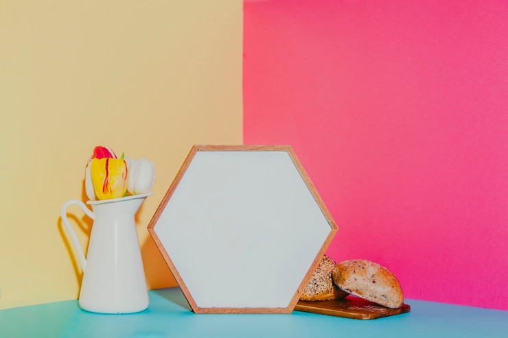 Foto gratuito tulipanes y pastelería cerca del marco hexagonal