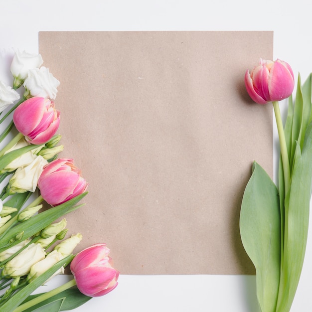 Foto gratuita tulipanes y rosas cerca del papel