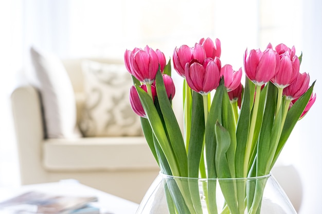 Tulipanes rosas en el interior de una sala de estar contemporánea y luminosa # 1