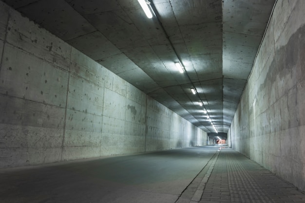 Túnel abandonado con las paredes dañadas