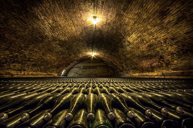 Un túnel de bodega con botellas de vidrio.