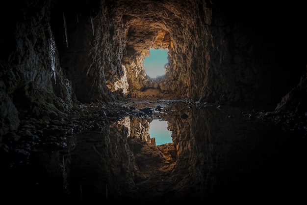 Foto gratuita túnel de hormigón marrón durante el día