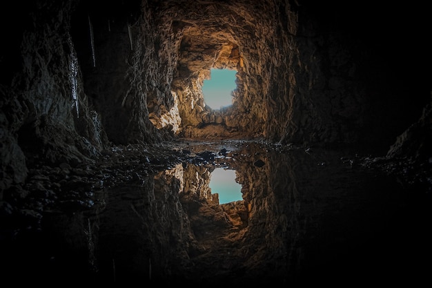 Túnel de hormigón marrón durante el día