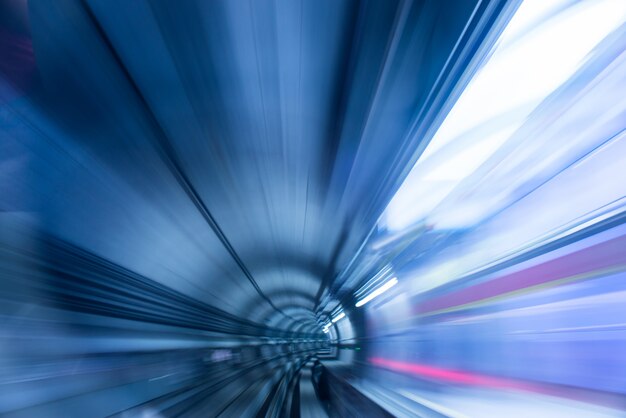 Túnel de metro con la luz borrosa