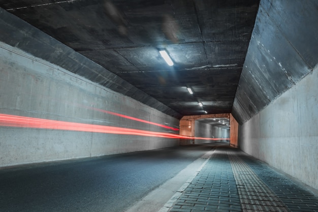 Túnel solitario con líneas rojas en movimiento