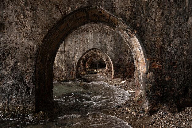 Túneles acuáticos de la ciudad vieja en la línea costera Alanya