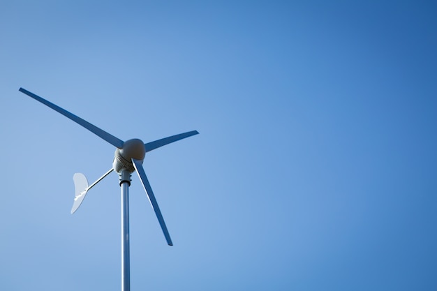 Turbina de viento sobre el cielo azul