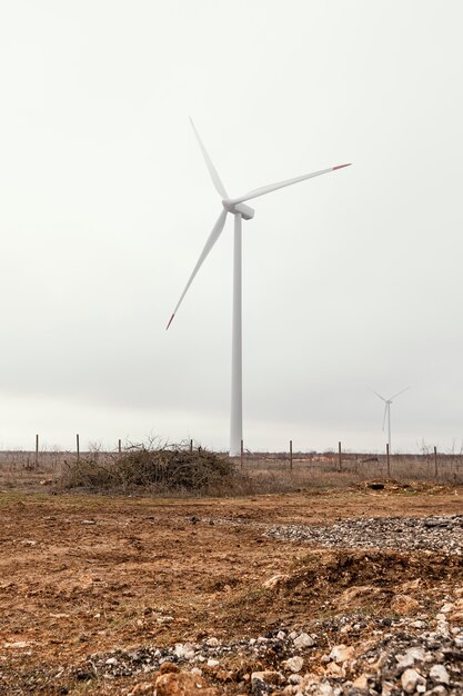 Turbinas eólicas en el campo que generan energía eléctrica.