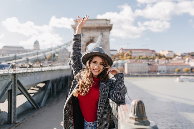 Turista adorable en traje elegante que expresa emociones felices