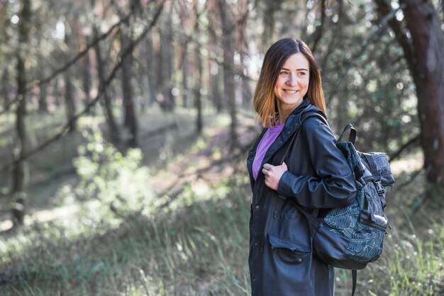 Turista alegre con mochila