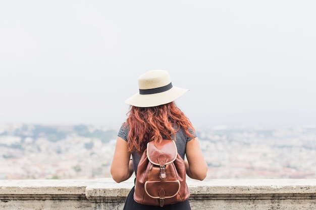 Turista en balcón de detrás