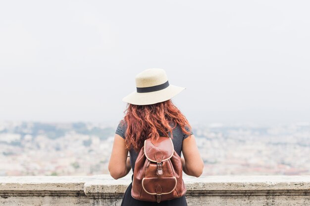 Turista en balcón de detrás