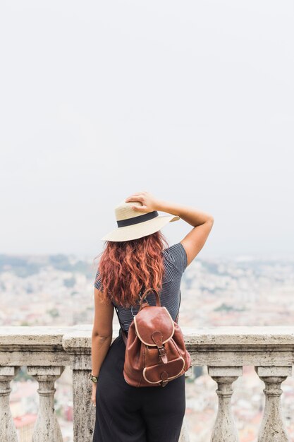 Turista en balcón de detrás