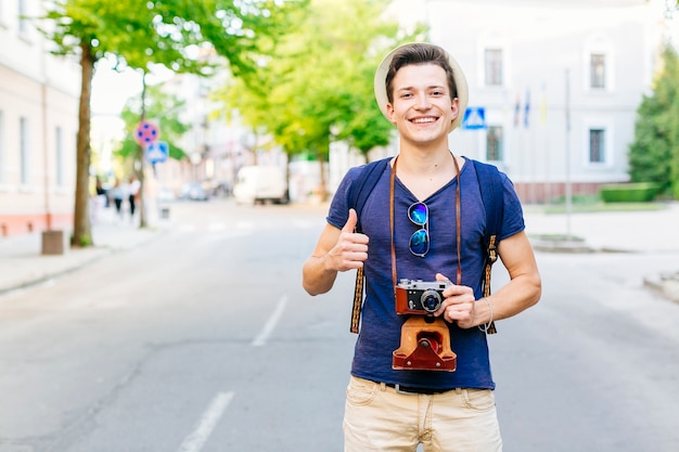 Foto gratuita turista en calle