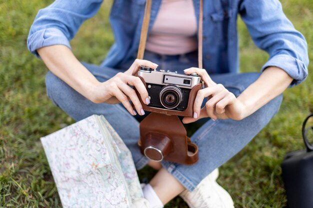 Foto gratuita turista con cámara al aire libre