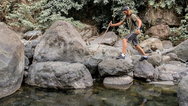 Turista camina sobre la piedra