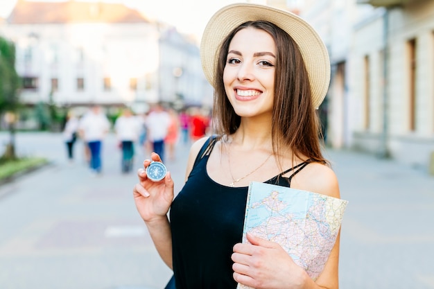 Turista en ciudad mirando con mapa