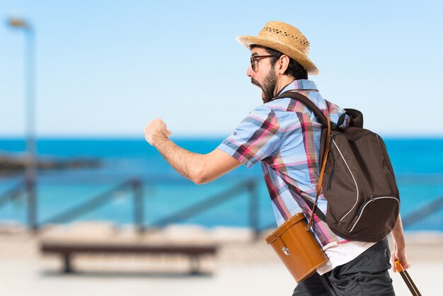 Turista corriendo rápido