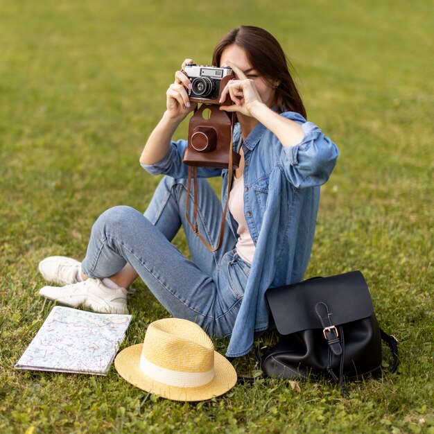 Turista disfrutando de tomar fotos en vacaciones