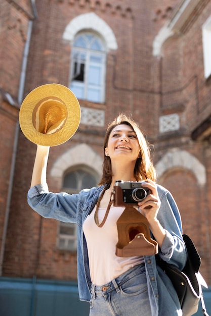 Foto gratuita turista disfrutando de tomar fotos en vacaciones