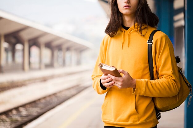 Turista elegante primer plano sosteniendo un libro