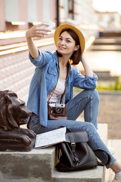 Turista elegante tomando selfie de vacaciones