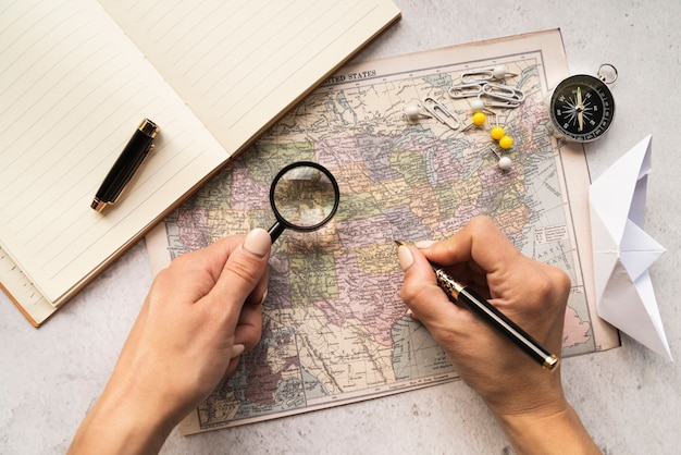 Turista eligiendo un lugar para visitar en el mapa.