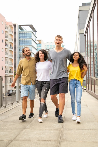 Turista emocionado feliz caminando en la ciudad