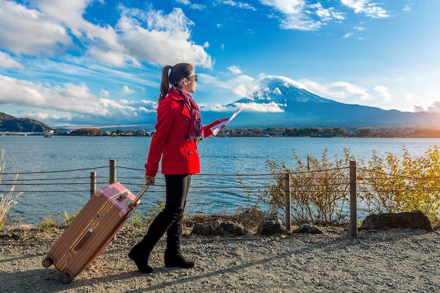 Turista con equipaje y mapa en la montaña Fuji, Kawaguchiko en Japón.