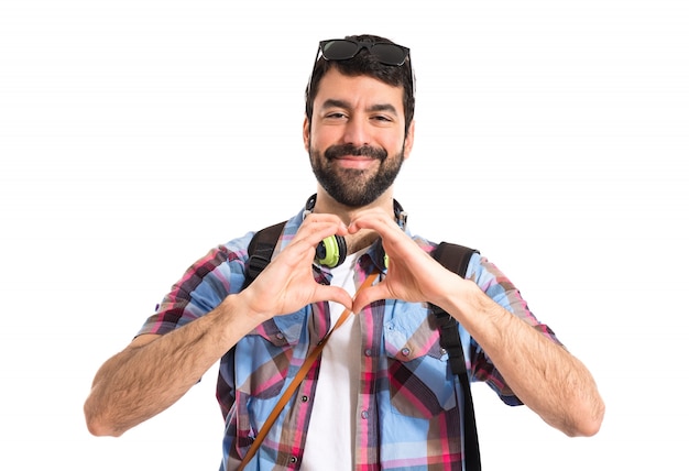 Foto gratuita turista haciendo un corazón con sus manos