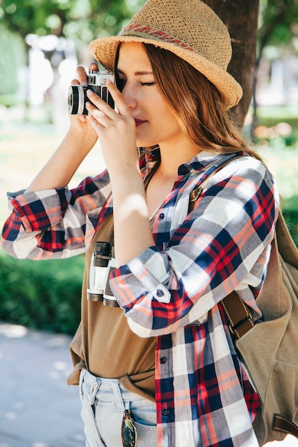 Foto gratuita turista haciendo fotos