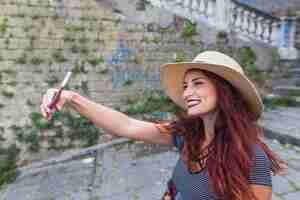 Foto gratuita turista haciendo selfie