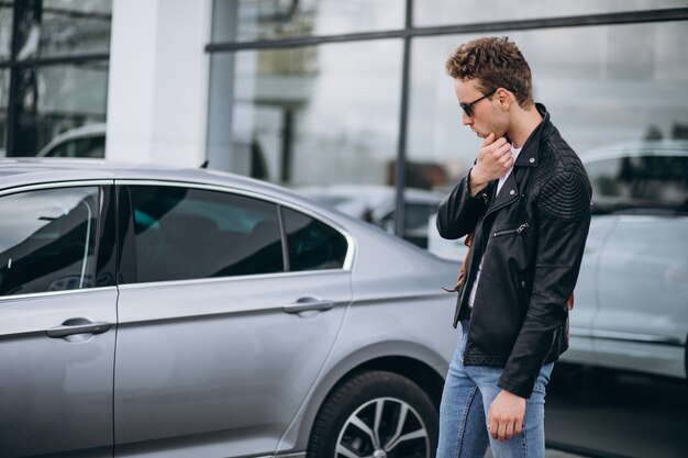 Turista hermoso del hombre que compra un coche