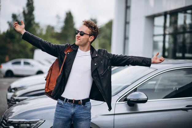 Turista hermoso del hombre que compra un coche