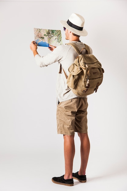 Foto gratuita turista hipster mirando a mapa