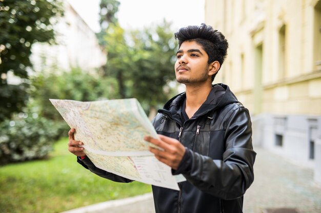 Turista indio perdido mirando el mapa de la ciudad en un viaje