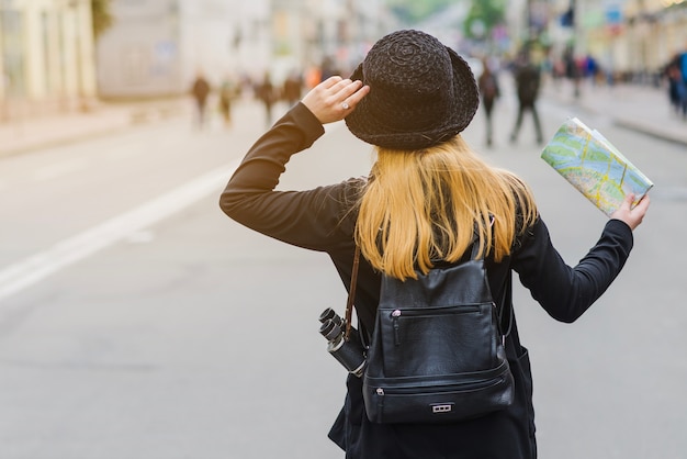 Foto gratuita turista irreconocible con mapa