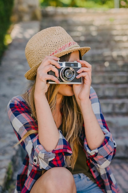 Turista linda haciendo fotos