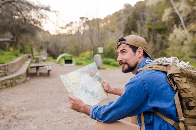 Turista con mapa en la naturaleza