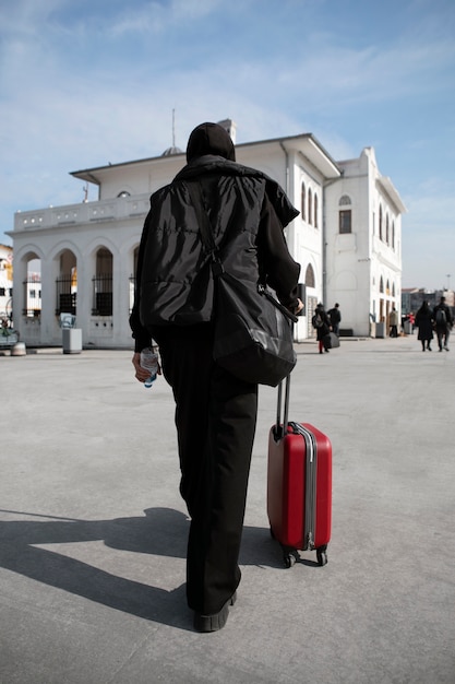 Turista masculino con equipaje