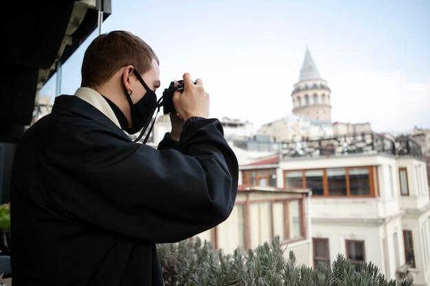 Turista masculino tomando fotos con cámara durante el viaje