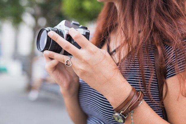 Foto gratuita turista mirando por cámara