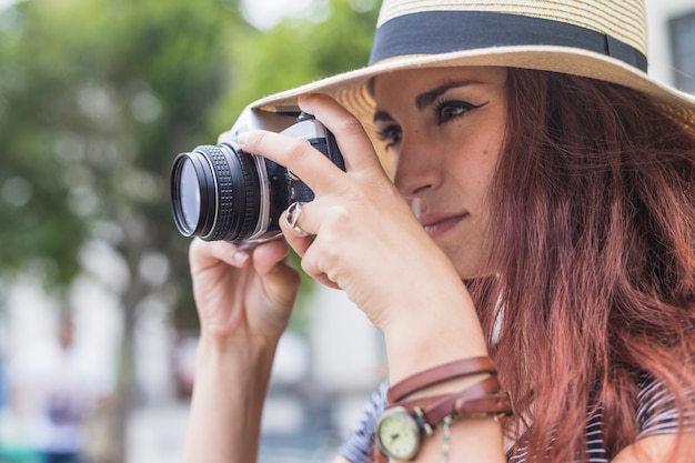 Foto gratuita turista mirando por cámara