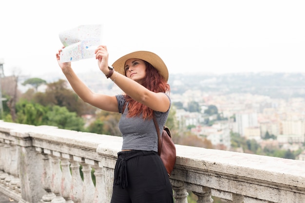 Foto gratuita turista mirando a mapa