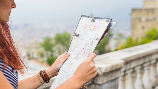 Turista mirando a mapa